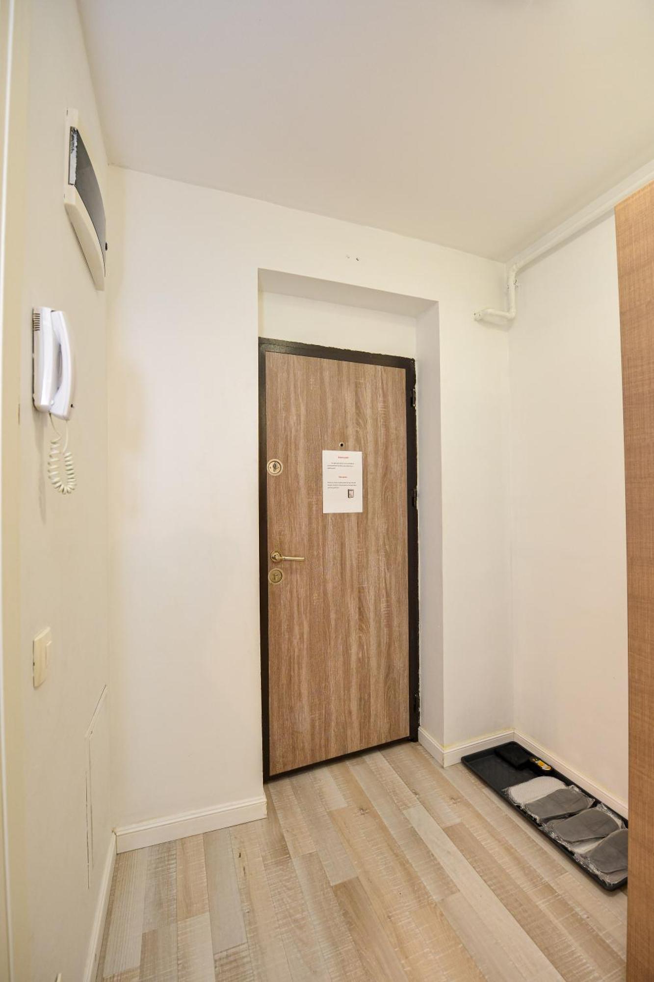 Dracula Adventure Tours Accommodation Бухарест Экстерьер фото