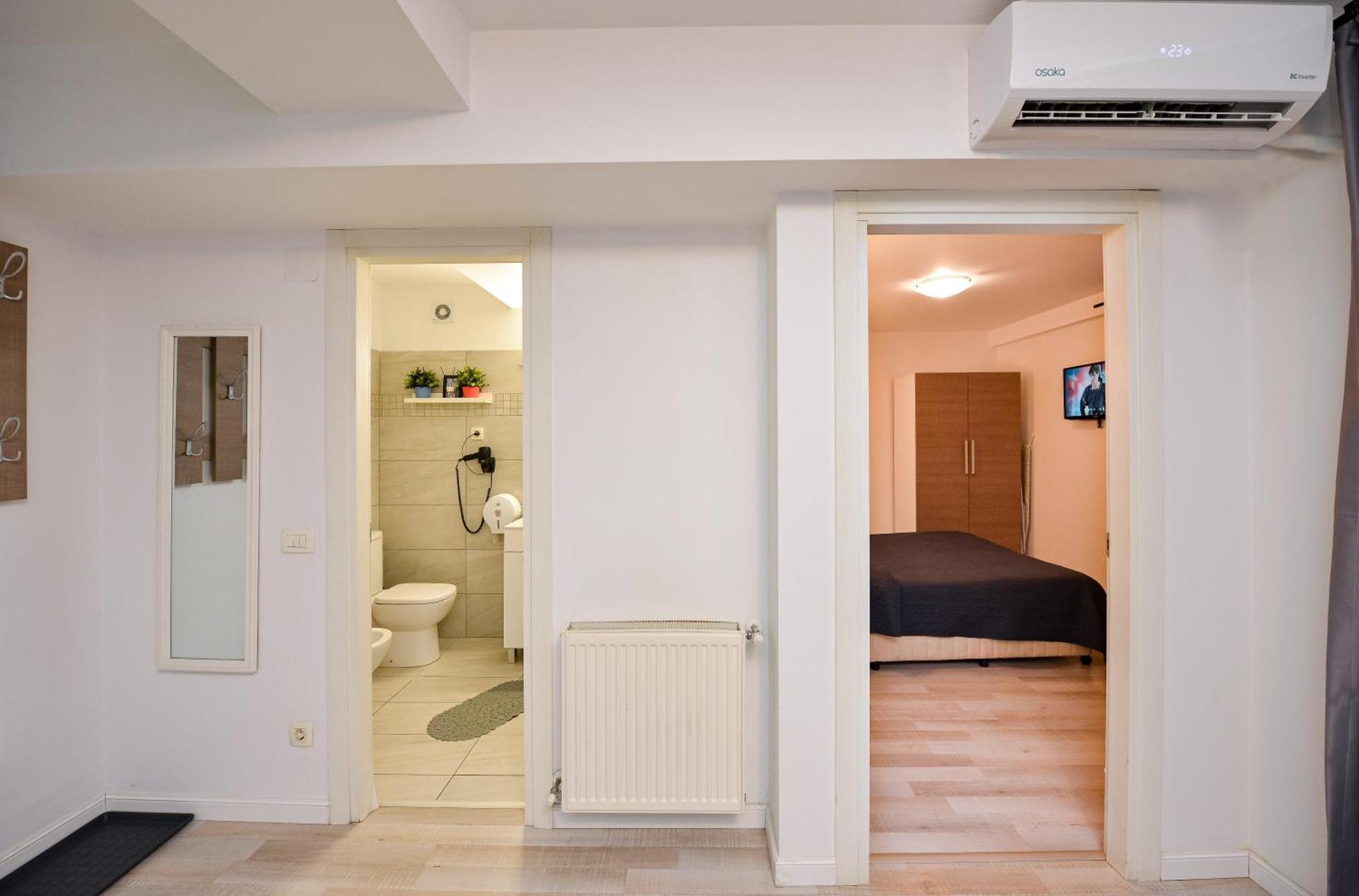 Dracula Adventure Tours Accommodation Бухарест Экстерьер фото
