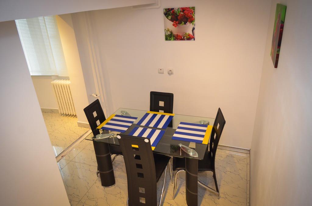 Dracula Adventure Tours Accommodation Бухарест Экстерьер фото
